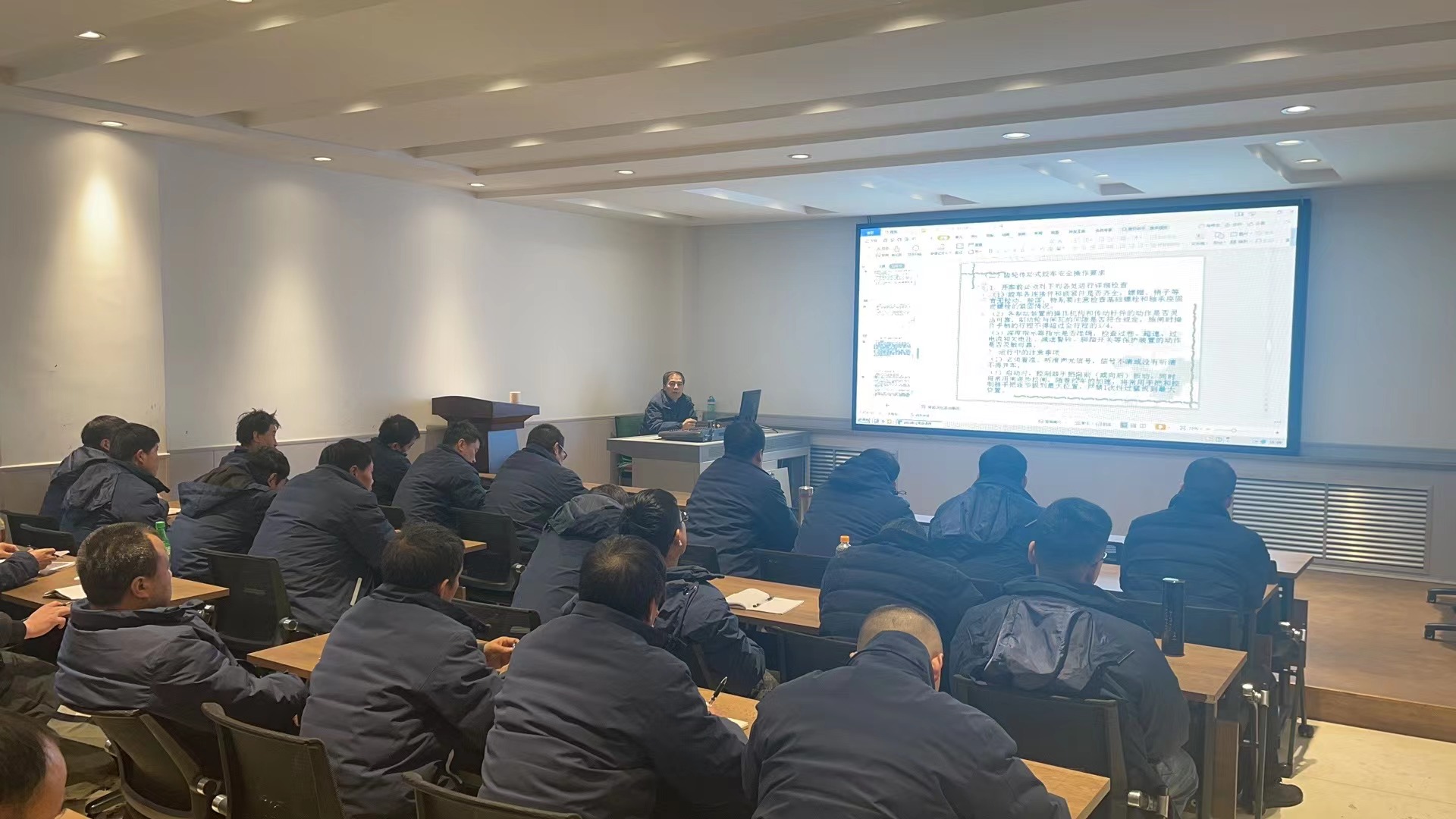 反坡煤業(yè)開展機(jī)電運(yùn)輸培訓(xùn)