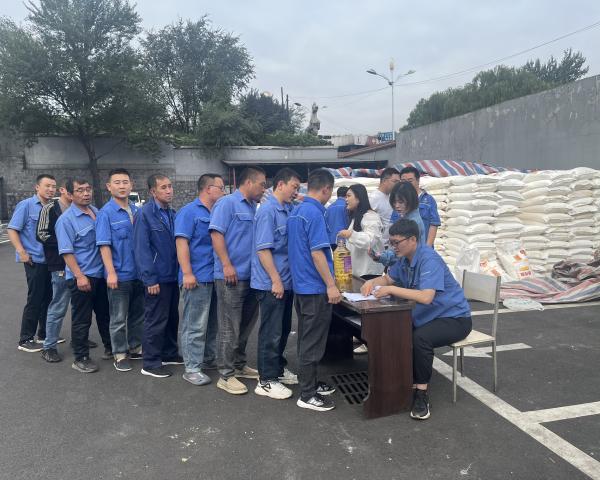 山西反坡煤業(yè)有限責(zé)任公司 為全體員工發(fā)放中秋福利