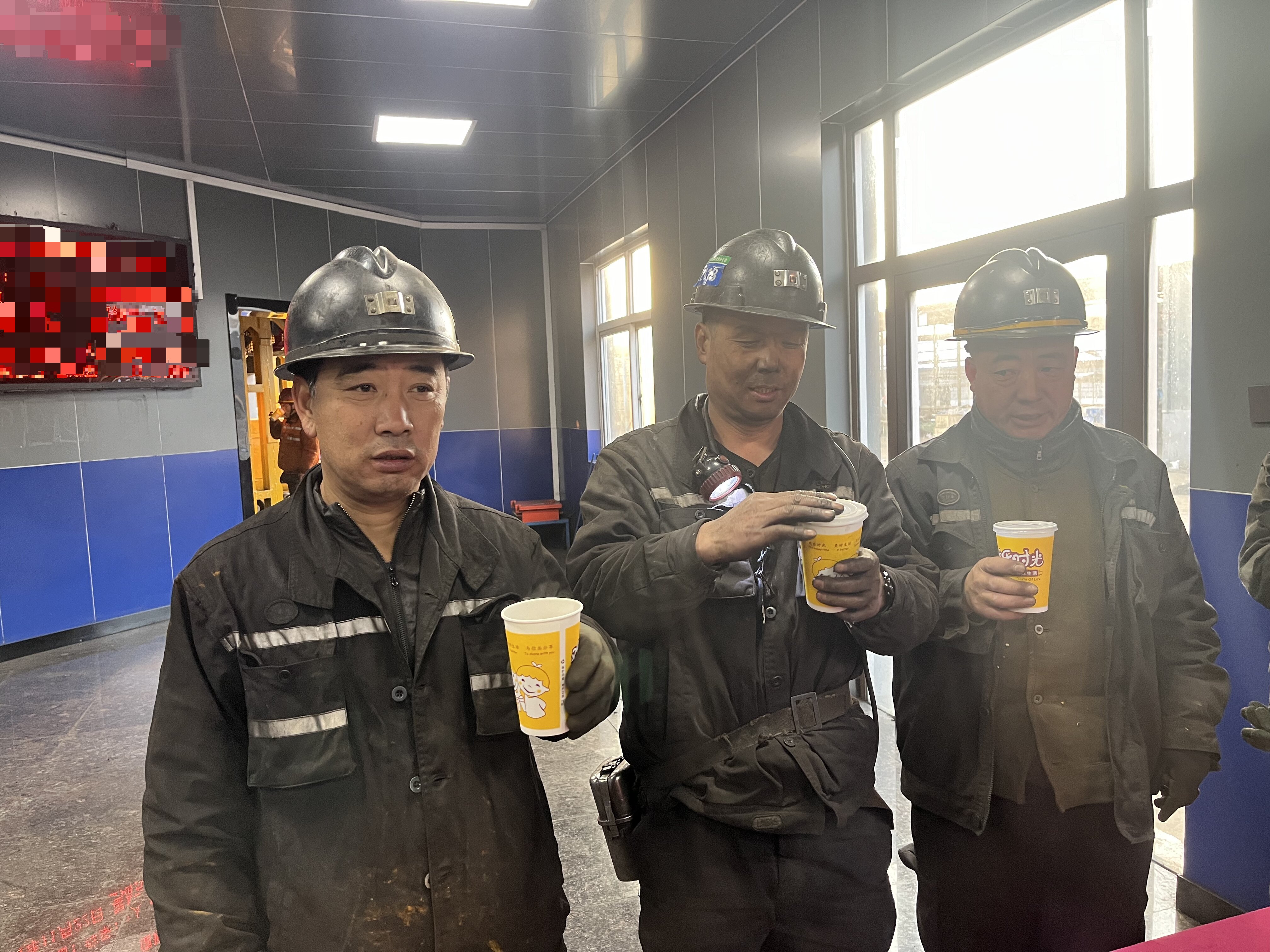 反坡煤業(yè)開展“有冬要來 有暖入懷”井口送溫暖活動