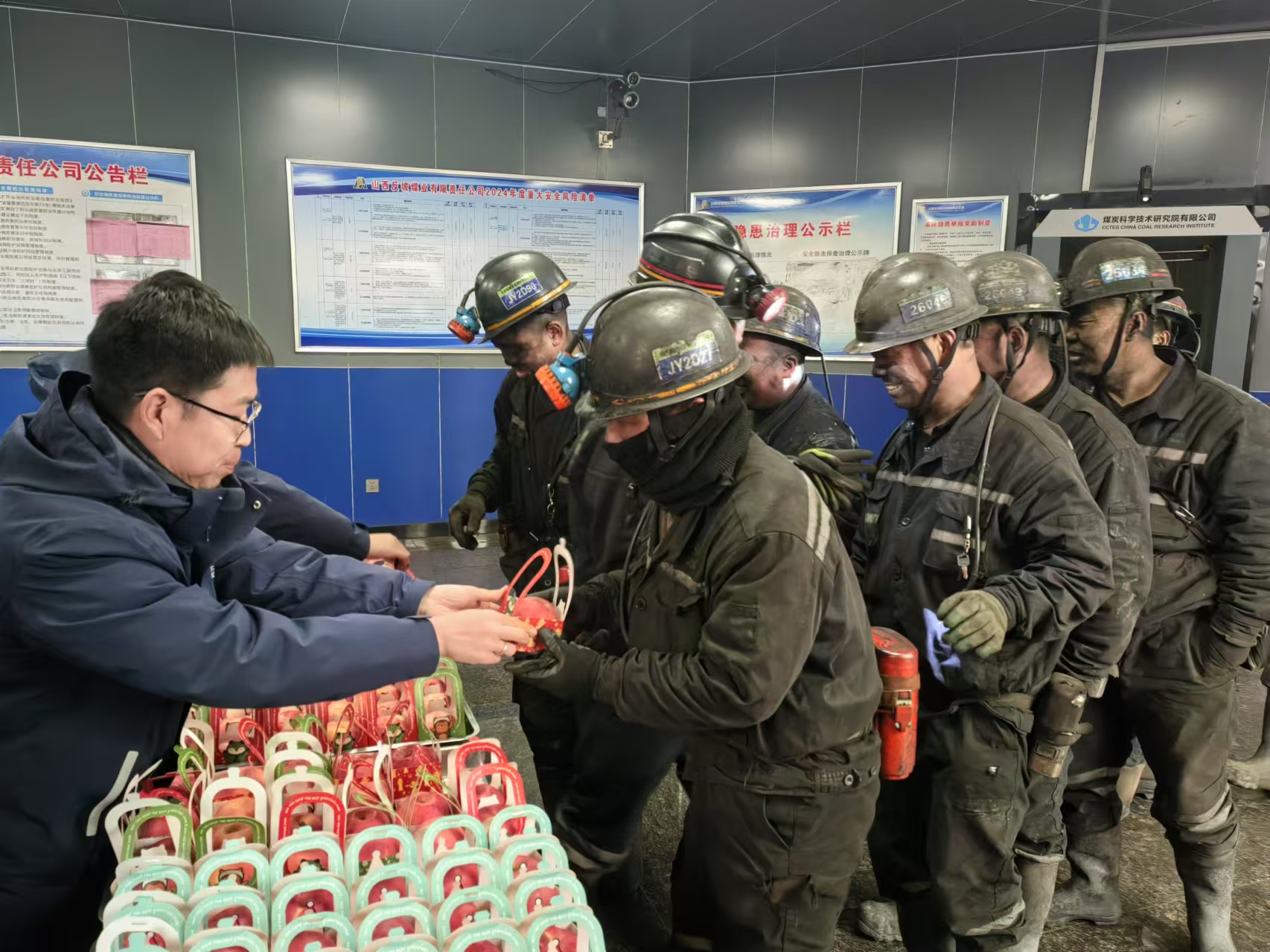 反坡煤業(yè)開展井口“送溫暖·祝平安”活動