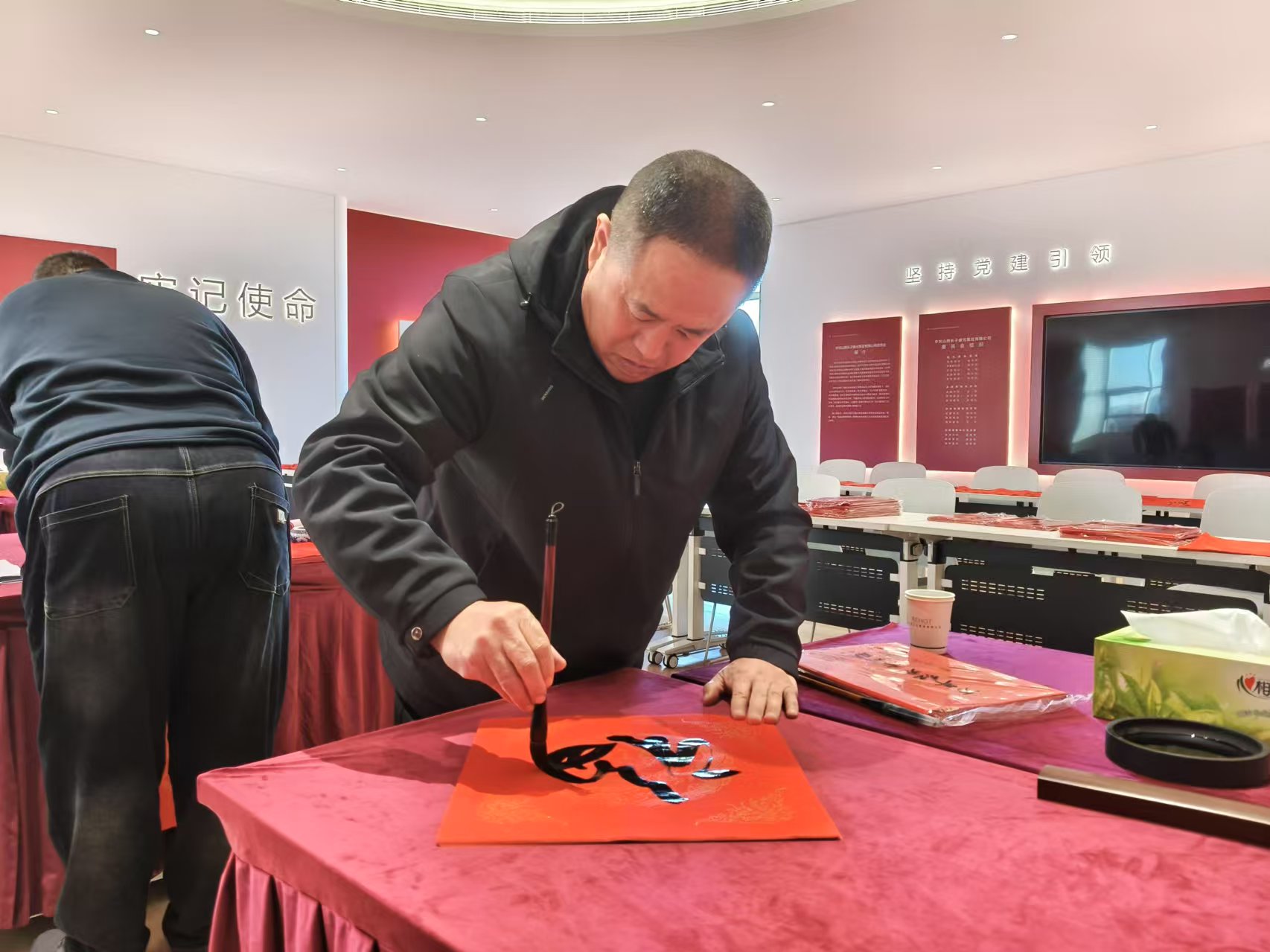 長子縣應(yīng)急管理局到反坡煤業(yè)開展入企送溫暖為一線職工寫春聯(lián)活動