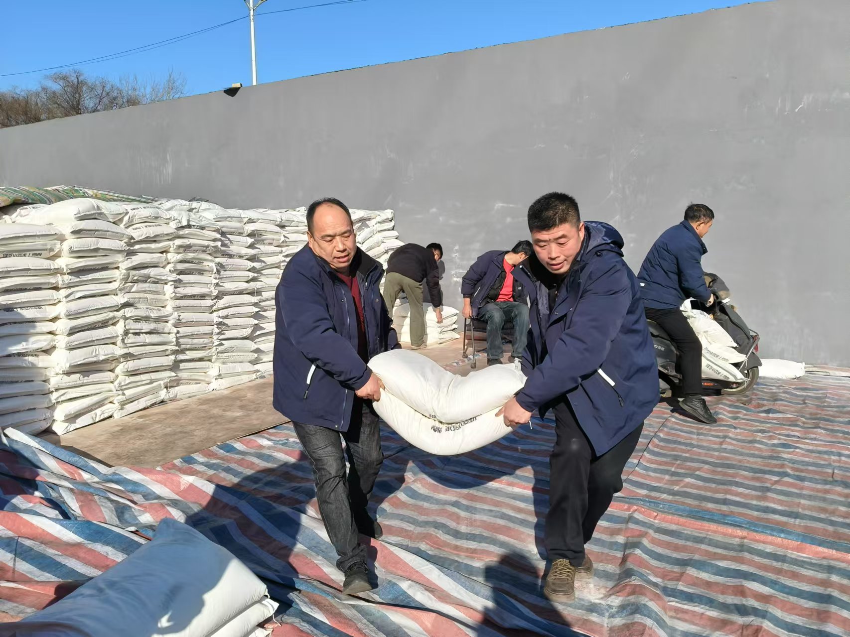 山西反坡煤業(yè)有限責(zé)任公司為全體員工發(fā)放年終福利及獎品