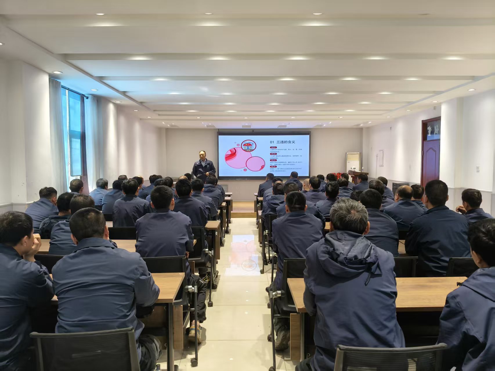 山西反坡煤業(yè)有限責(zé)任公司開(kāi)展4月份軍事化培訓(xùn)活動(dòng)