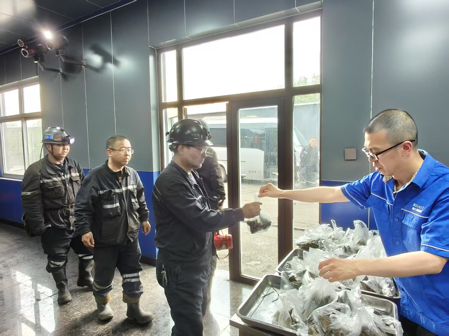 粽香傳情系礦工 端午安康暖人心